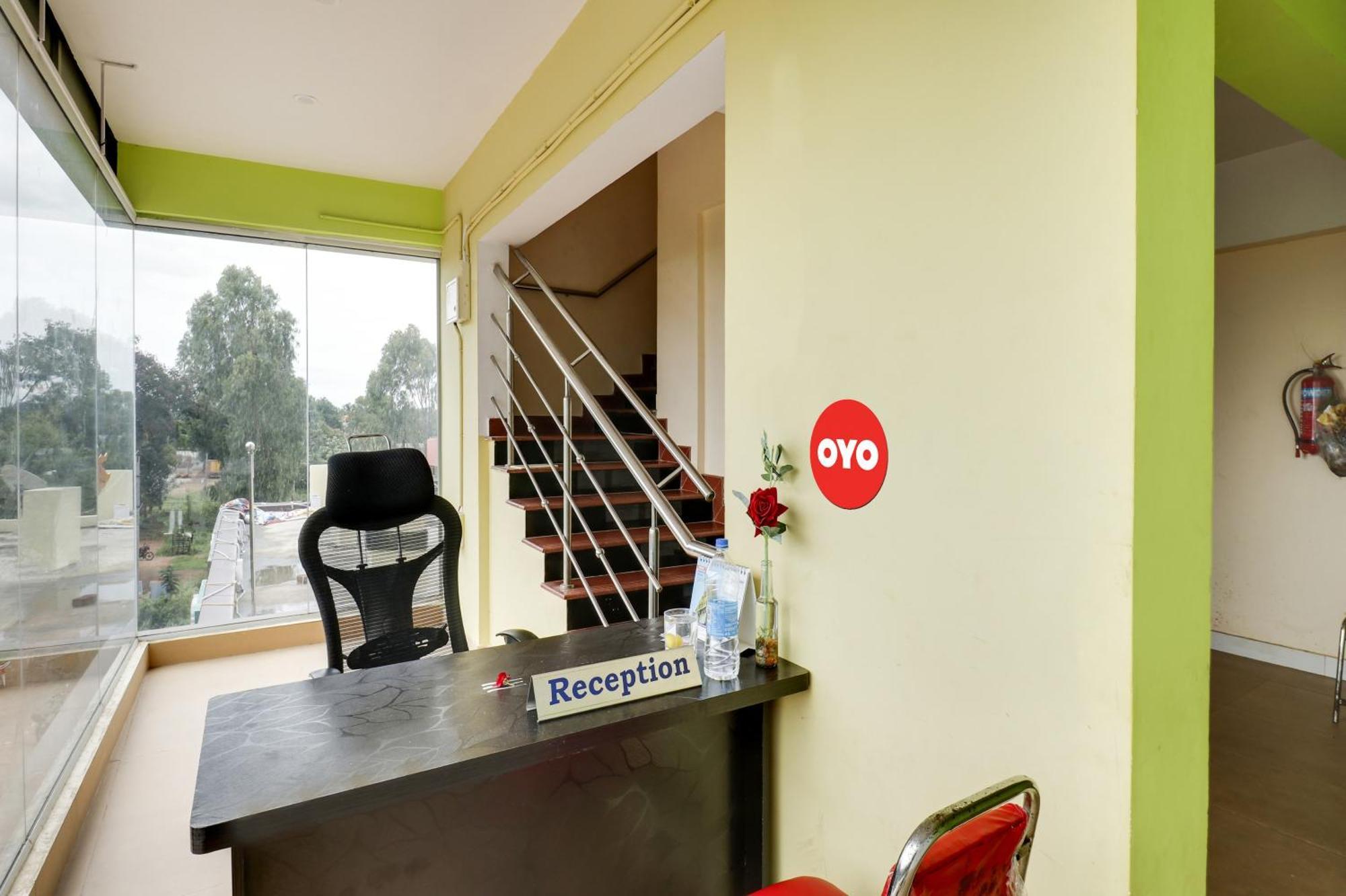 Oyo Flagship Gayathri Lodging & Boarding Hotel Bangalore Luaran gambar